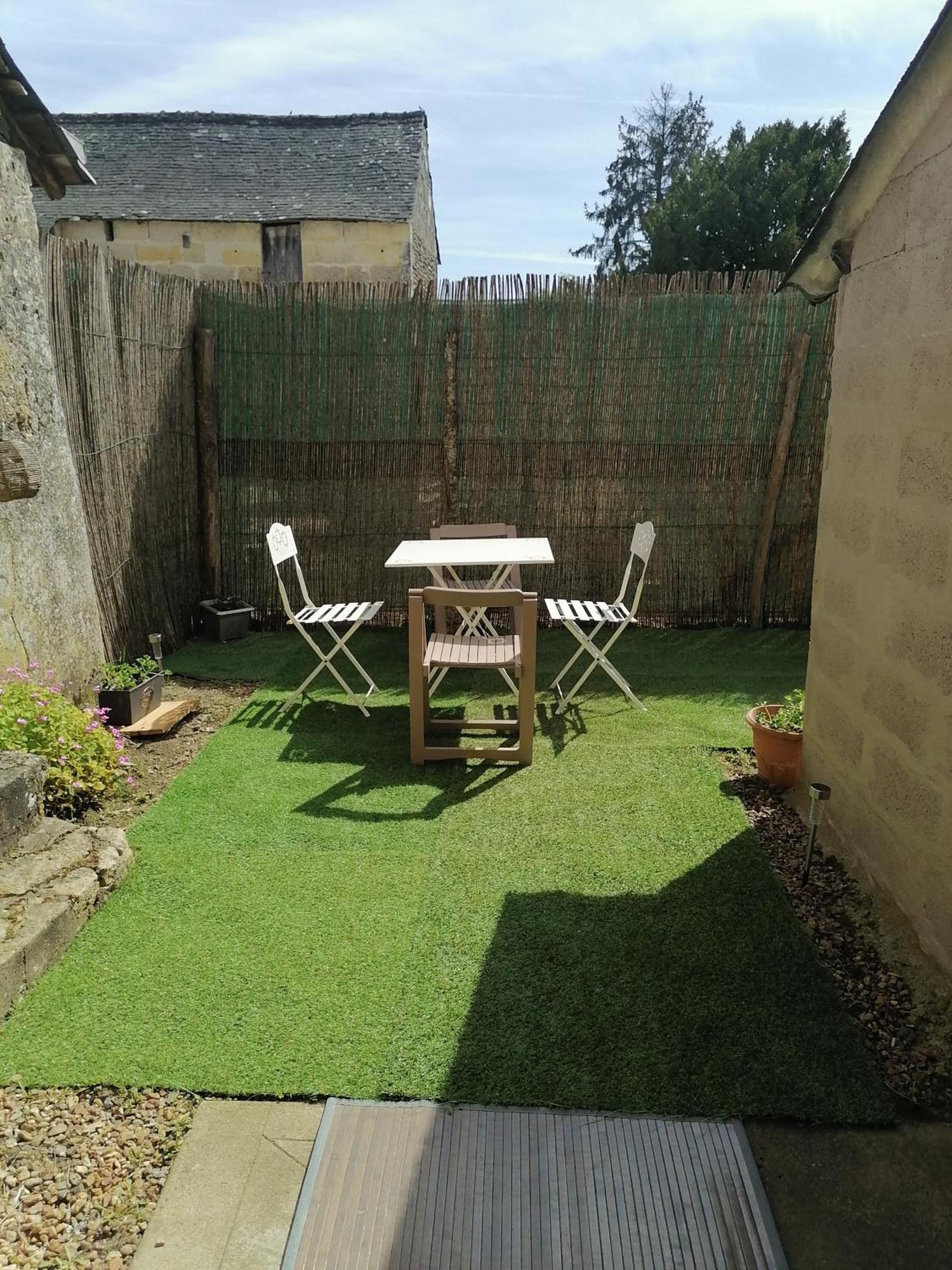 Appartement Rez De Jardin La Chartre-sur-le-Loir Exterior foto